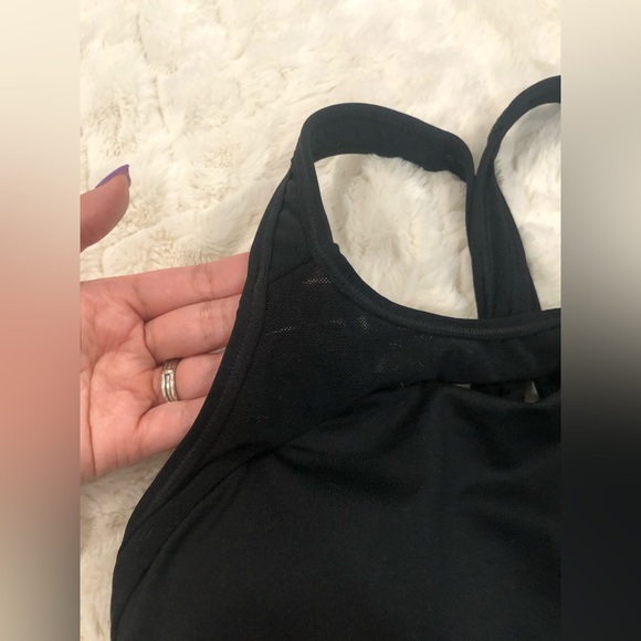 Nike Small breathable black front keyhole crisscross sports bra with mesh detail - Picture 4 of 6